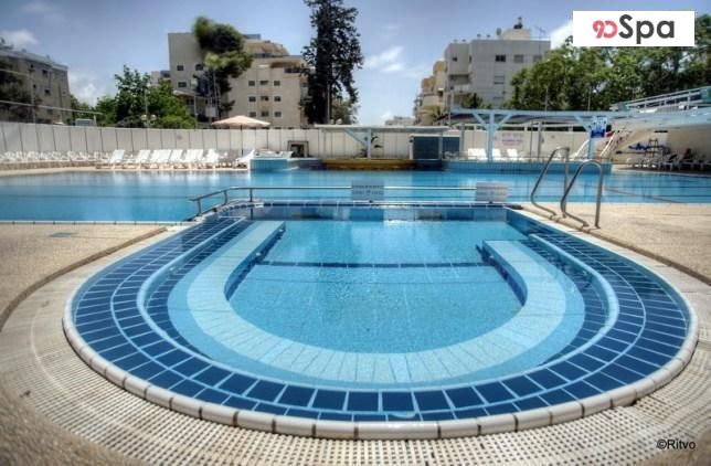   בריכה חיצונית - ספא קרלטון סיטי נהריה