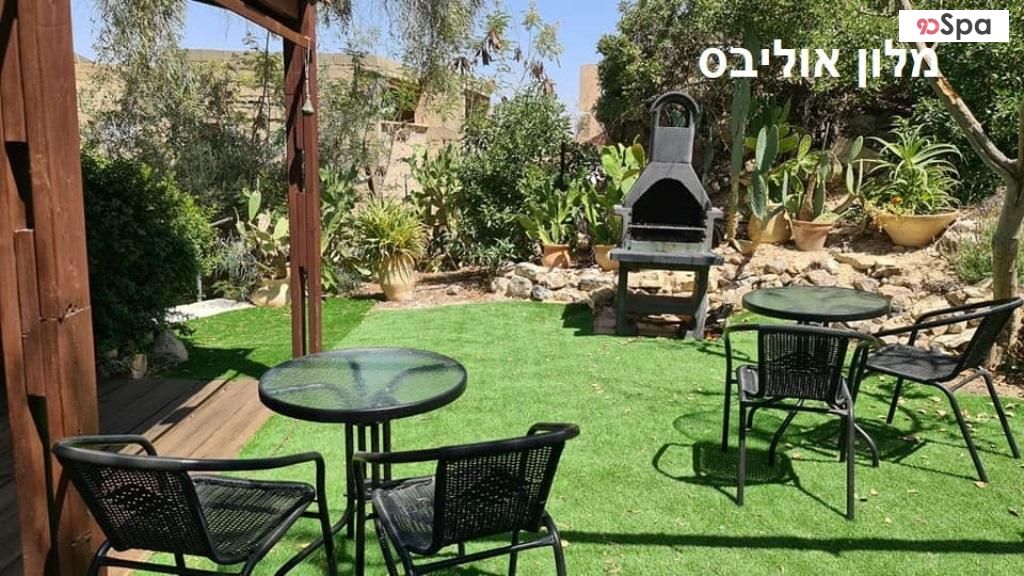   חצר עם פינות ישיבה במלון אוליבס - ספא דה לה מר